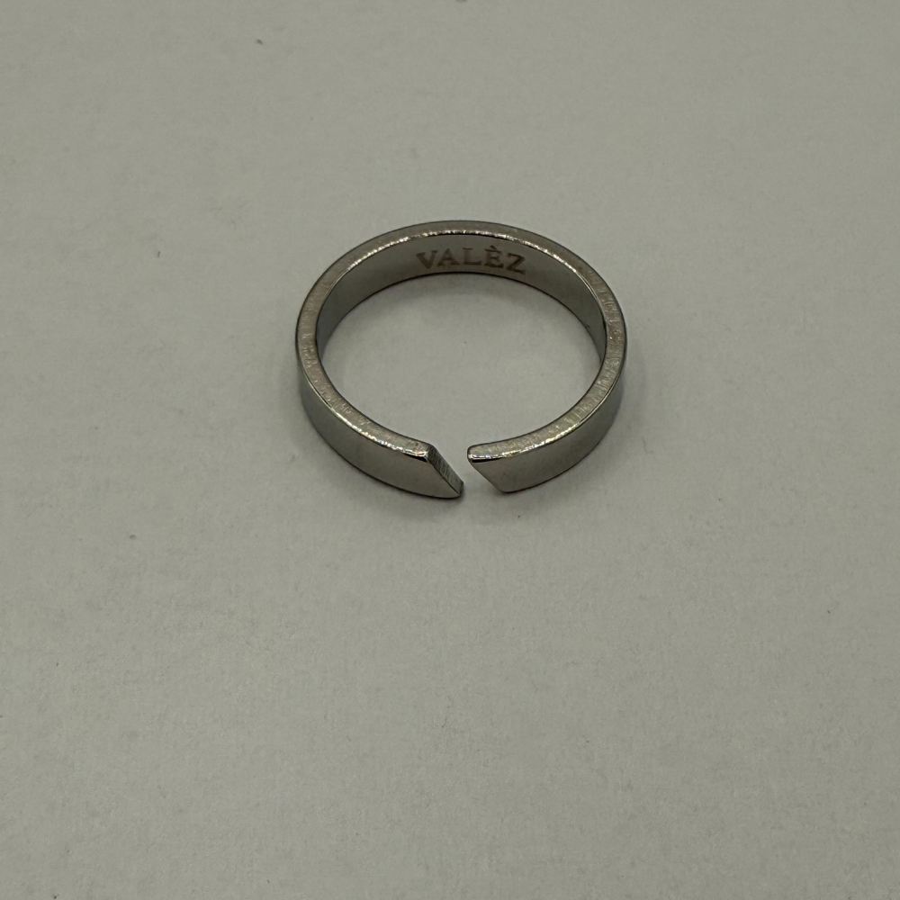 Split stainless steel ring with 'VALEZ' branding on a gray background